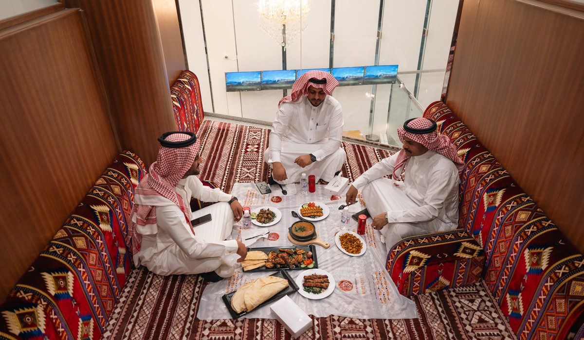 ضيوف على جلسة عربية في زاد البوادي